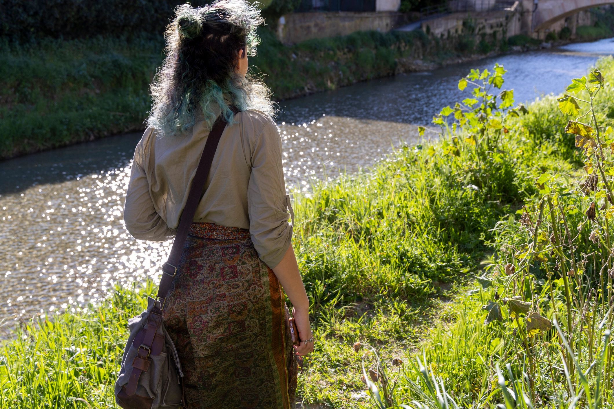 Young woman in relaxed stylish clothing walking outdoors